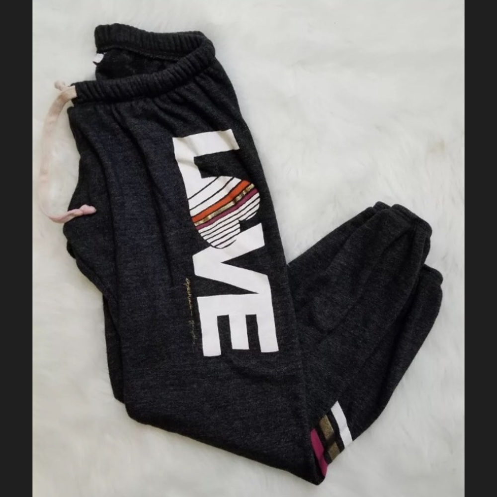 Spiritual gangster dark grey with LOVE on side med